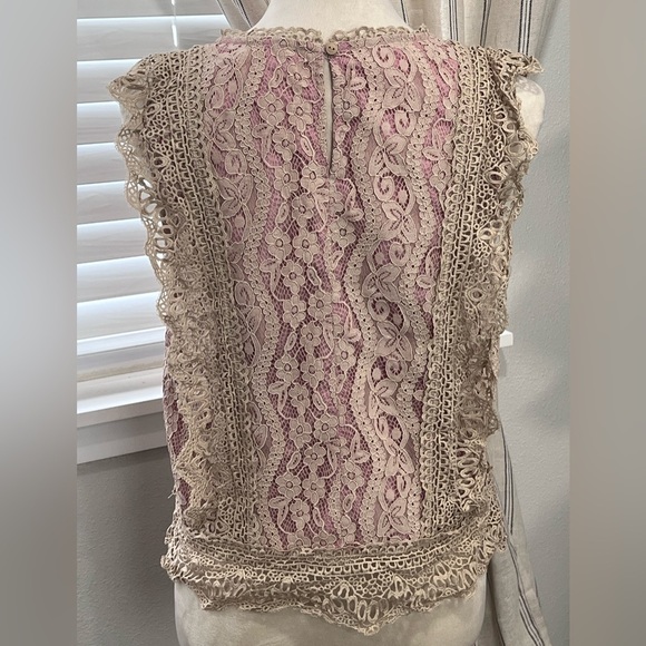 ERI + ALI SYDNEY LACE TOP SZ SMALL DK CREAM LACE PINK UNDERLAY ROMANTIC COTTAGE - Picture 4 of 9